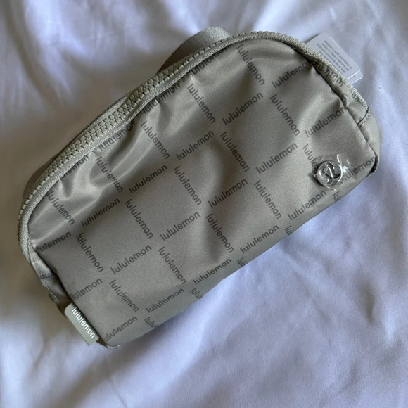 🆕🤍 Lululemon Everywhere Belt Bag - Wordmark Grid Raw Linen - Picture 1 of 8